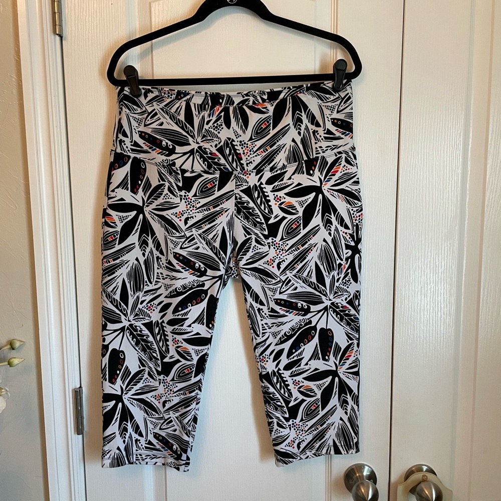 TWO PAIR WESTBOUND SIZE LARGE CROP PANTS - Picture 2 of 3